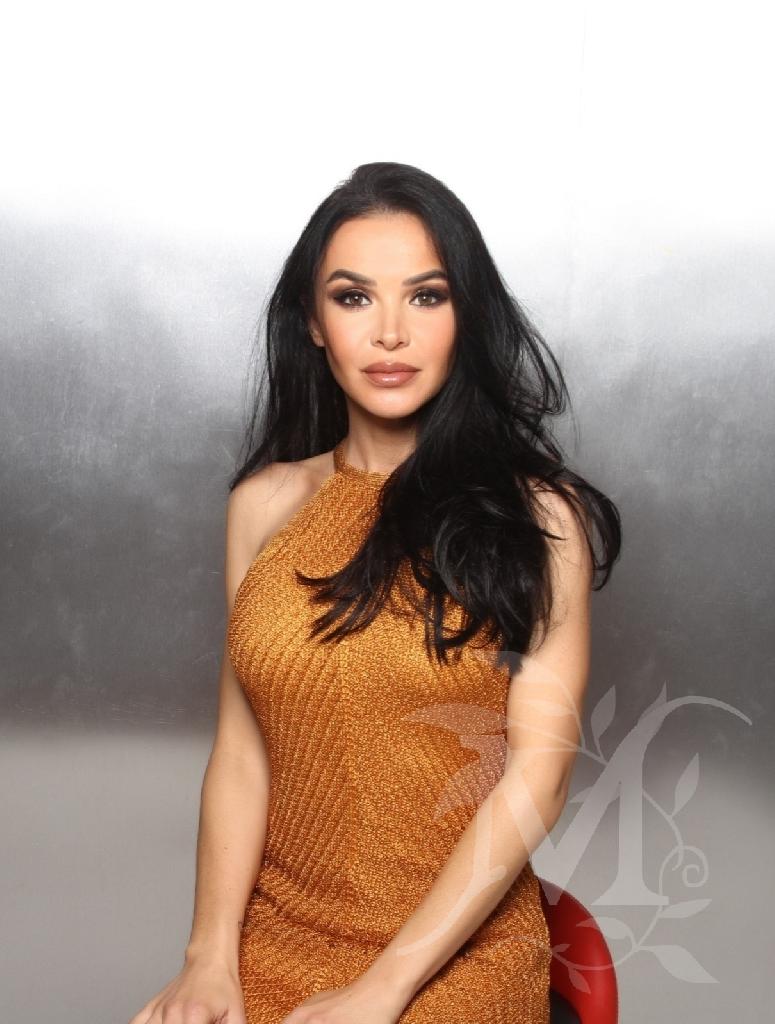 Lara massaggiatrice  3