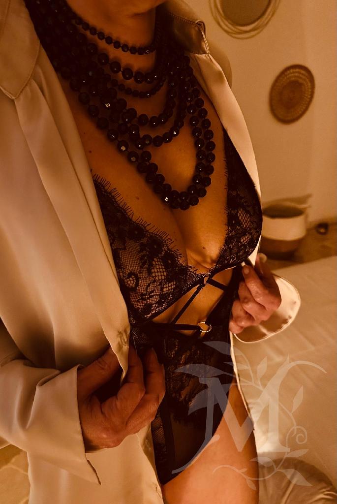 SPLENDIDA MILF DAGLI OCCHI VERDE SMERALDO .. 2