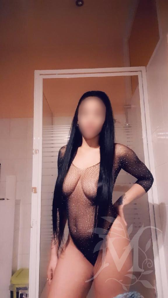 Ana giovane e accattivante 4