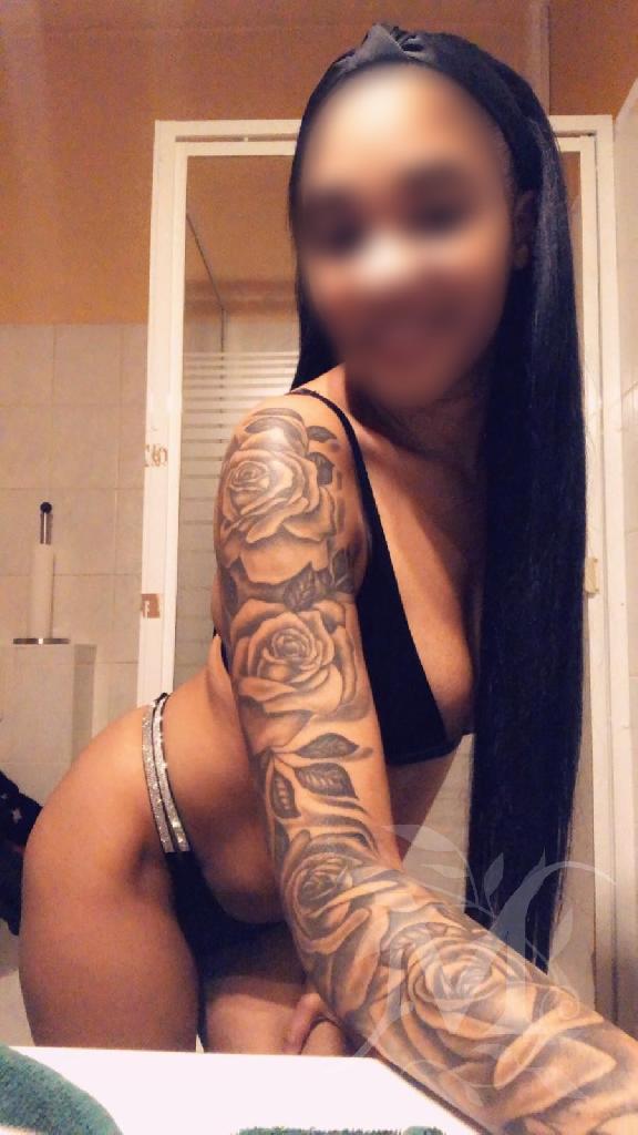 Ana giovane e accattivante 3